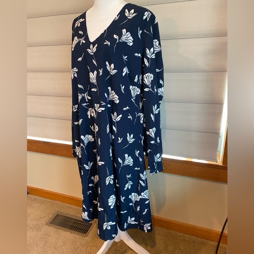 NWT JunaRose Navy blue floral Size 16 dress lightweight.